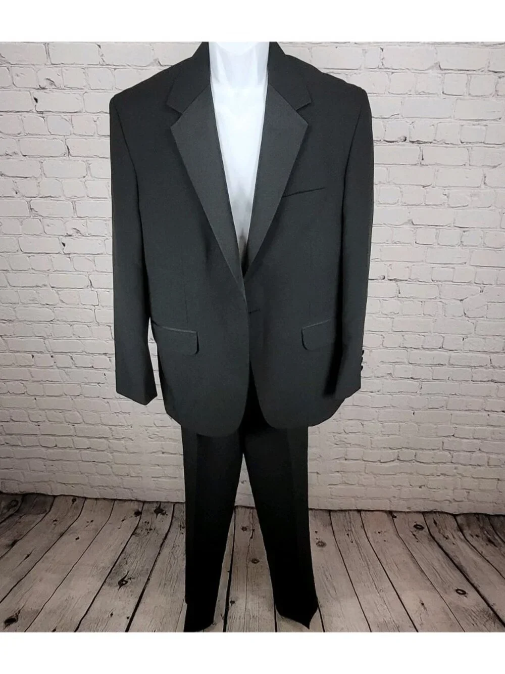 Formalwear Southeastern Black Tuxedo Suit Set Jacket Size 40R Pants 34R (32x33)